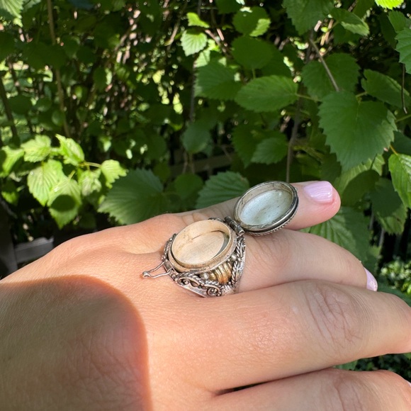 925 Sterling Silver and yellow gold vintage “poisoner’s ring” with garnet - Picture 7 of 16